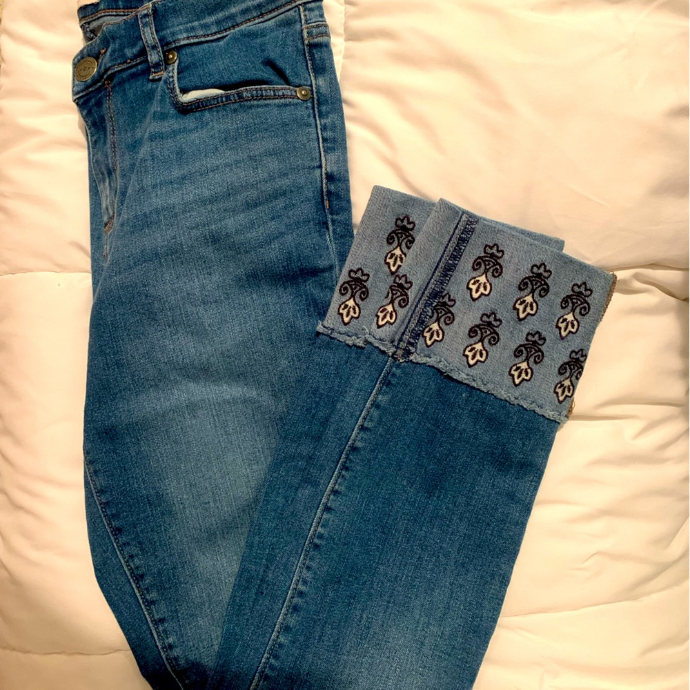 LOFT size 2 modern skinny jeans, beautiful embroidered cuff